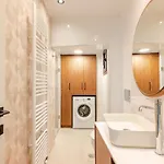 Spacious Luxury Apt, Old Town Apartman *